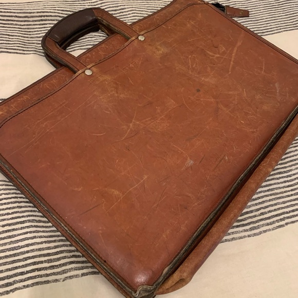 Elegant Vintage Leather Briefcase - Picture 4 of 5